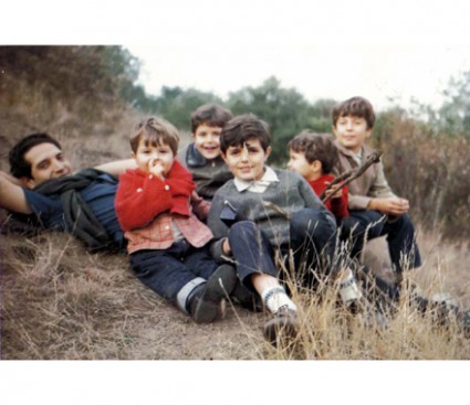Com os cinco primeiros filhos em Santiago, Chile, durante o exílio.