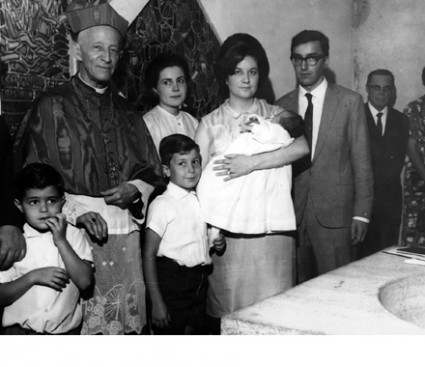 Batizado do filho Fernando (10/11/1964), oficiado pelo Cardeal Dom Carlos Carmelo de Vasconcelos Motta – Plínio já estava exilado.