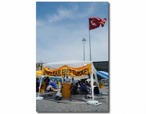 Manifestantes contra a energia nuclear em Taksim Square